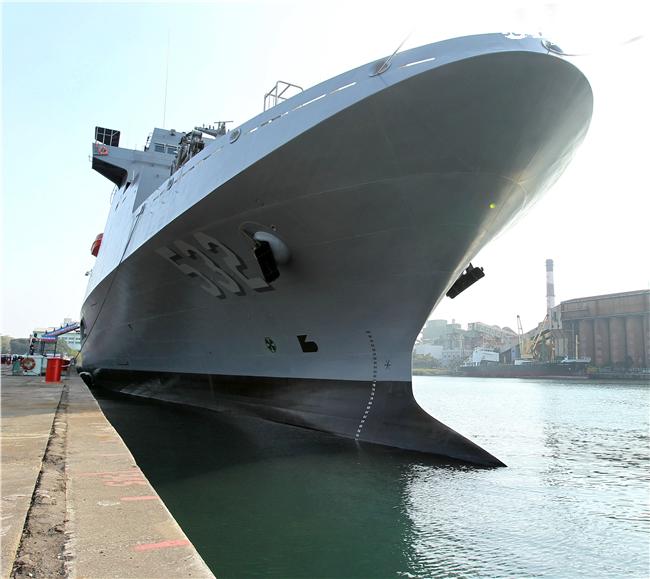 海軍新油彈補給艦「磐石號」快速戰鬥支援艦，航速22（節）以上，續航力8000（海浬）。（記者邱榮吉/攝影）