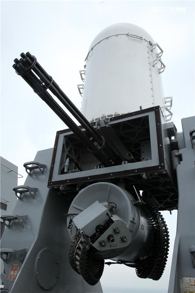 海軍新油彈補給艦「磐石號」快速戰鬥支援艦，前後裝有各一門MK-15方陣快砲。（記者邱榮吉/攝影）