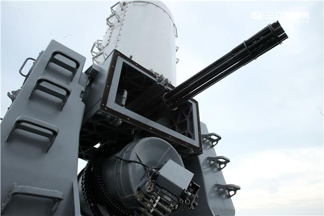 海軍新油彈補給艦「磐石號」快速戰鬥支援艦，前後裝有各一門MK-15方陣快砲。（記者邱榮吉/攝影）