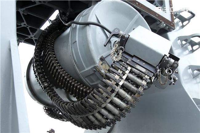 海軍新油彈補給艦「磐石號」快速戰鬥支援艦，前後裝有各一門MK-15方陣快砲。（記者邱榮吉/攝影）