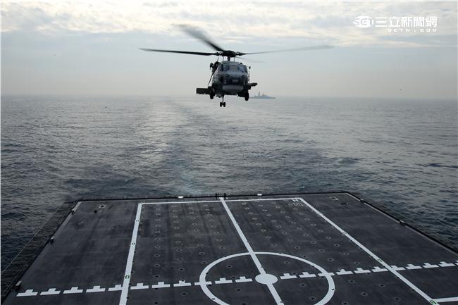海軍新油彈補給艦「磐石號」快速戰鬥支援艦可艦載S70C反潛機直昇機。（記者邱榮吉/攝影）