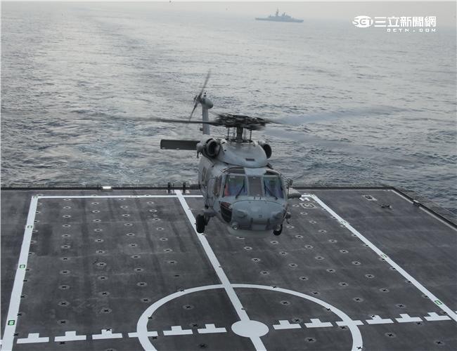 海軍新油彈補給艦「磐石號」快速戰鬥支援艦可艦載S70C反潛機直昇機。（記者邱榮吉/攝影）