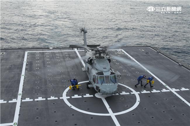 海軍新油彈補給艦「磐石號」快速戰鬥支援艦可艦載S70C反潛機直昇機。（記者邱榮吉/攝影）
