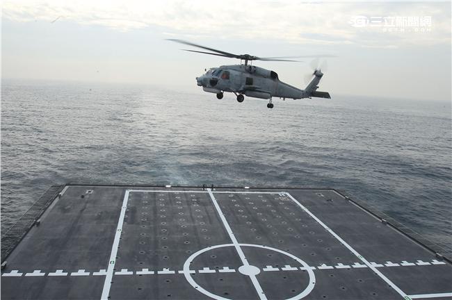 海軍新油彈補給艦「磐石號」快速戰鬥支援艦可艦載S70C反潛機直昇機。（記者邱榮吉/攝影）