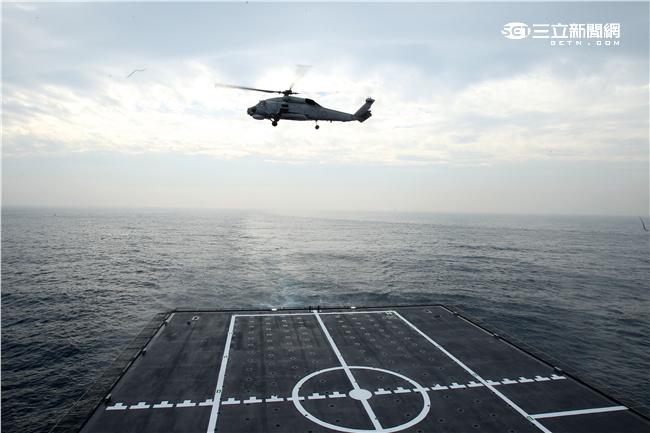 海軍新油彈補給艦「磐石號」快速戰鬥支援艦可艦載S70C反潛機直昇機。（記者邱榮吉/攝影）