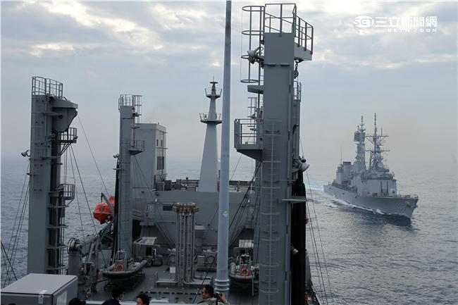 海軍新油彈補給艦「磐石號」快速戰鬥支援艦，實施海上機動整補。（記者邱榮吉/攝影）