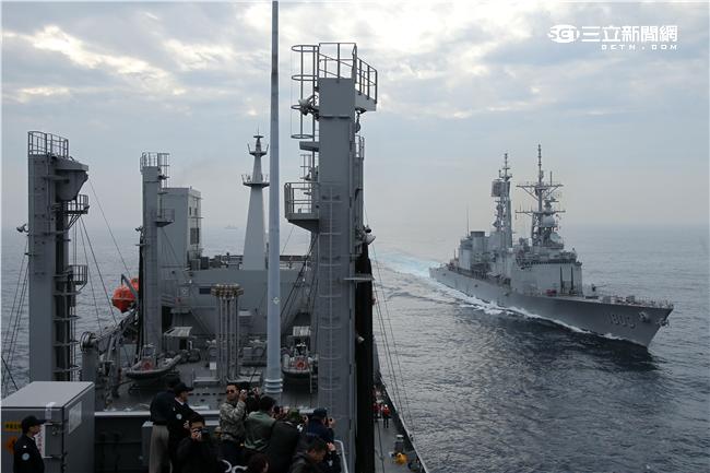 海軍新油彈補給艦「磐石號」快速戰鬥支援艦，實施海上機動整補。（記者邱榮吉/攝影）