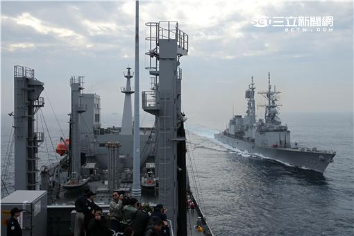 海軍新油彈補給艦「磐石號」快速戰鬥支援艦，實施海上機動整補。（記者邱榮吉/攝影）
