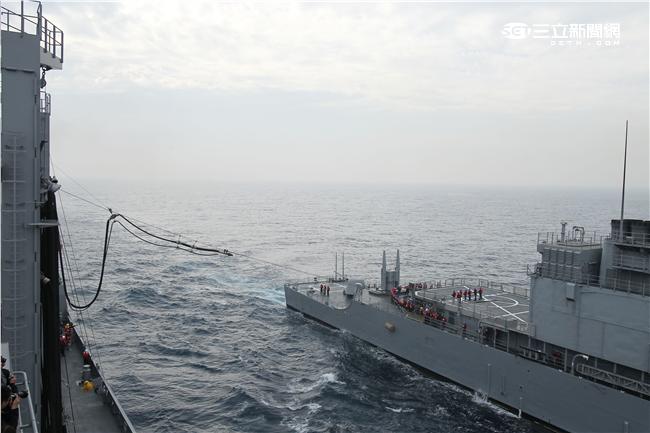 海軍新油彈補給艦「磐石號」快速戰鬥支援艦，實施海上機動整補。（記者邱榮吉/攝影）