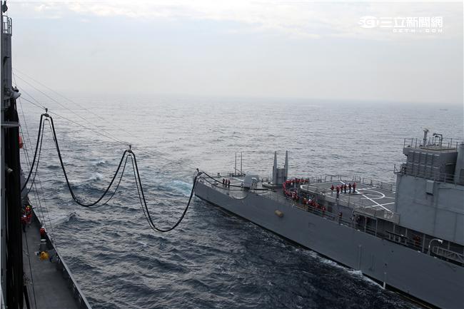 海軍新油彈補給艦「磐石號」快速戰鬥支援艦，實施海上機動整補。（記者邱榮吉/攝影）