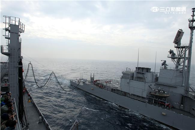 海軍新油彈補給艦「磐石號」快速戰鬥支援艦，實施海上機動整補。（記者邱榮吉/攝影）