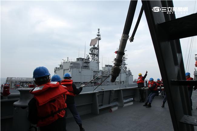 海軍新油彈補給艦「磐石號」快速戰鬥支援艦，實施海上機動整補。（記者邱榮吉/攝影）