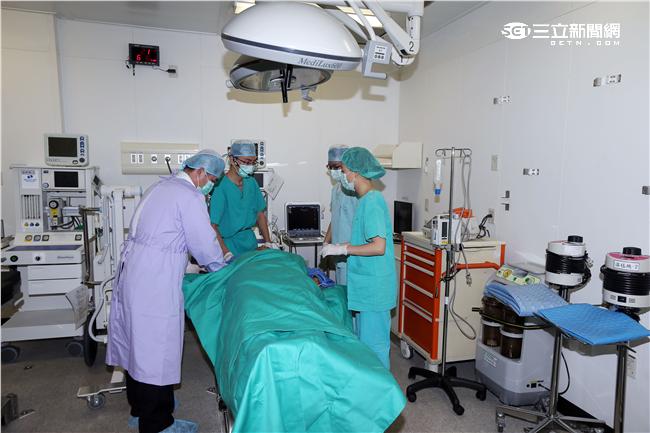 海軍新油彈補給艦「磐石號」快速戰鬥支援艦，艦上配備比擬「野戰醫院」的規模設施，除了血庫、血液分析儀、麻醉雞、移動式X光、牙科室及手術室等，更配備「負壓隔離病房」提供具傳染性病患使用。（記者邱榮吉/攝影）