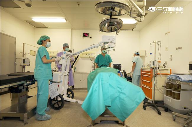 海軍新油彈補給艦「磐石號」快速戰鬥支援艦，艦上配備比擬「野戰醫院」的規模設施，除了血庫、血液分析儀、麻醉雞、移動式X光、牙科室及手術室等，更配備「負壓隔離病房」提供具傳染性病患使用。（記者邱榮吉/攝影）