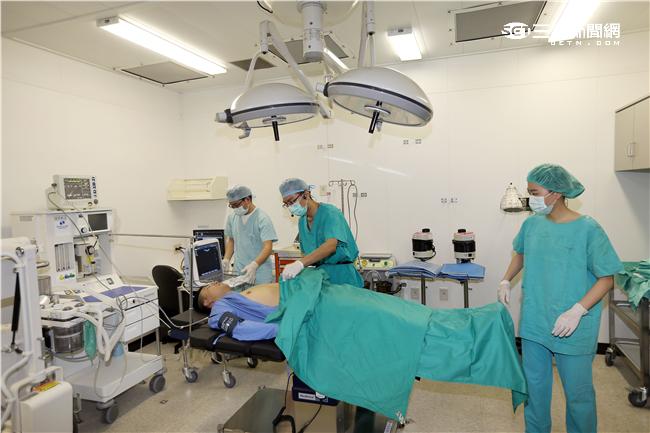 海軍新油彈補給艦「磐石號」快速戰鬥支援艦，艦上配備比擬「野戰醫院」的規模設施，除了血庫、血液分析儀、麻醉雞、移動式X光、牙科室及手術室等，更配備「負壓隔離病房」提供具傳染性病患使用。（記者邱榮吉/攝影）