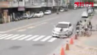 駕駛低頭撿筆　高速逆向險撞學生