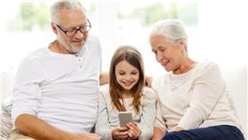 ▲調查：一家人網路相見歡，你最常聯絡的親人是？（圖／Pollster波仕特線上市調網）