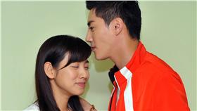 王凱、米可白甜點配紅酒慶功／台視提供