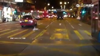 媽媽忙著購物　3歲女遭小黃撞飛