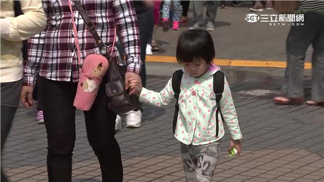 一閃神！1歲女童被親媽剁掉3根手指