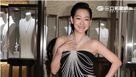  小S穿著千萬珍珠項鍊裝，展現誘人的身材，為珠寶店剪綵。（記者邱榮吉/攝影）（16:9）