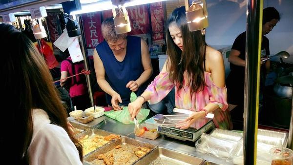 中壢夜市超正妹激似鬼鬼！網友喊朝聖