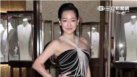 小S穿著千萬珍珠項鍊裝，展現誘人的身材，為珠寶店剪綵。（記者邱榮吉/攝影）