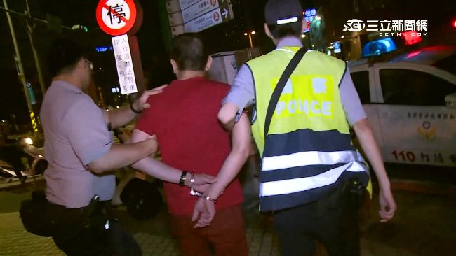 毒蟲棄車逃逸躲警局　遭警包夾活逮