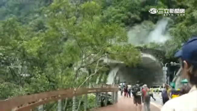 太魯閣30噸大落石　差幾秒險砸遊客