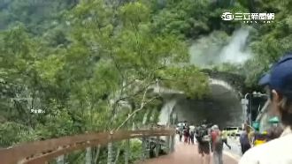 太魯閣30噸大落石　差幾秒險砸遊客