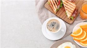 ▲熱量再高也想喝，吃早餐就是要配「奶茶」啊！（圖／Pollster波仕特線上市調）
