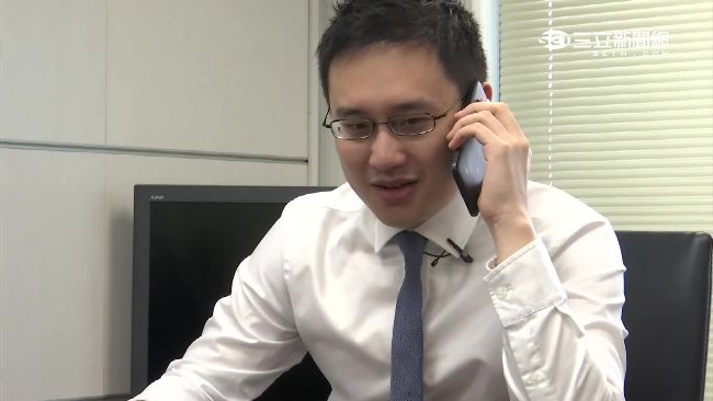 踢爆口譯哥月薪24萬　他改稱...