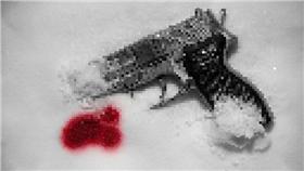 槍,血,雪（圖／攝影者Dennis Skley, Flickr CC License）
https://www.flickr.com/photos/dskley/6503683287/in/photolist-aUH5st-bEFTAB-9LijSB-aCTHH3-bxKWH-9KUHzV-4M7mpw-64St9u-5oiYHH-axHsv3-5SnAuf-68uvVD-5UU8UL-jb5Ui-5WoVQy-pJHGr5-65KrJd-68uPJ2-9moxrU-9Lm6rU-7xrK4e-aC8M5h-L62zm-5HyTCN-8k2xQh-9eufbM-boN3eq-agNuMy-eVf3Un-9Lm5Ej-5Y2AkG-pripqq-7JMg3q-mwDspo-gwmFi5-qbj3Ar-gwm16W-brBQLd-brBY9U-3Szag-5SihnX-brBLiA-8hMz4-cBx37u-dQxXT2-dQxZkz-4WWUPG-z6NLi-rscRD-qQFPGc