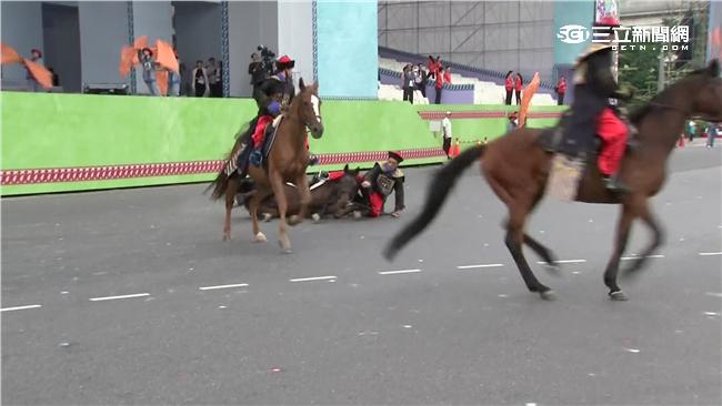 總統府前彩排　馬兒跛腳仆街還拉屎