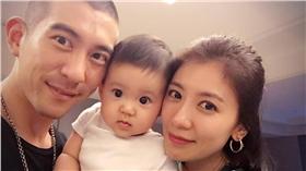 賈靜雯全家福/臉書