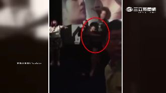 劉亦菲出席活動　遭瘋狂粉絲熊抱撲倒