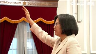 首位女總統　蔡英文高舉右手宣誓就職