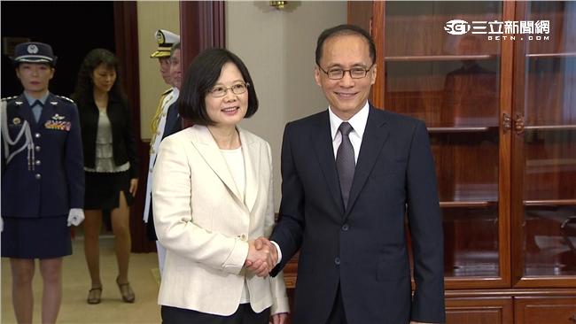 新閣揆上任！林全高舉右手宣讀誓詞