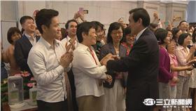 馬英九表情愉悅地離開大廳，許多府內員工也在走廊上歡送馬英九、握手擁抱，其中，包括曾任前總統陳水扁管家的「阿卿嫂」林秀貞。
