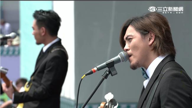 天色漸光！「民主進行曲」笑迎蔡英文