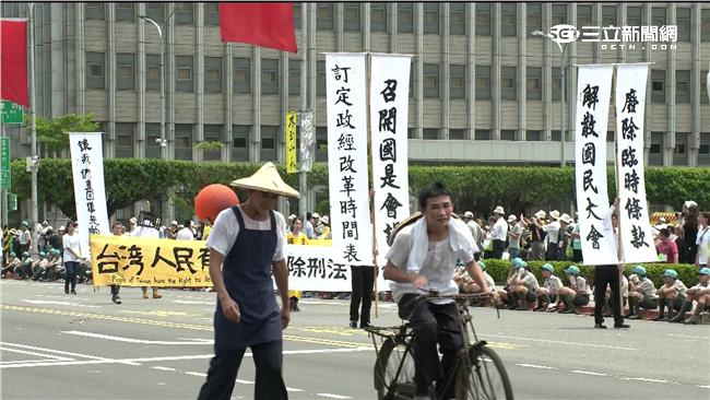 「台灣之光」動員數十個團體、上千人演出，呈現台灣從荷蘭統治、清朝、日據時期400多年來的演變。
