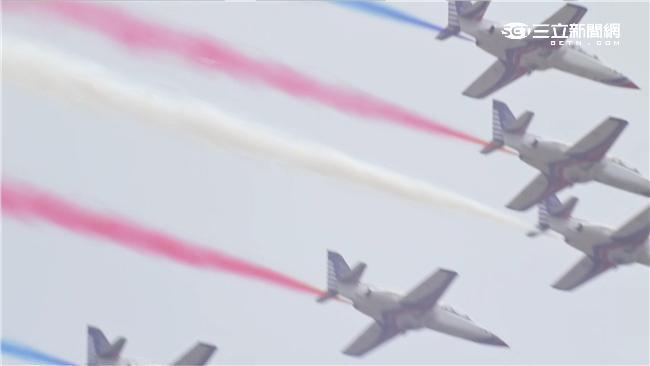 空軍雷虎小組睽違20年再度現身總統就職典禮，全白尾煙特別改為藍、白、紅三色彩煙，象徵國家最高榮譽，相當吸睛。