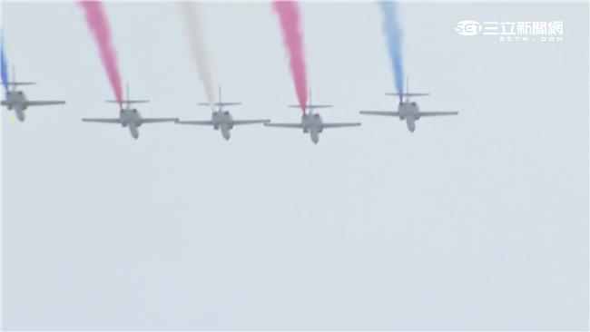 空軍雷虎小組睽違20年再度現身總統就職典禮，全白尾煙特別改為藍、白、紅三色彩煙，象徵國家最高榮譽，相當吸睛。