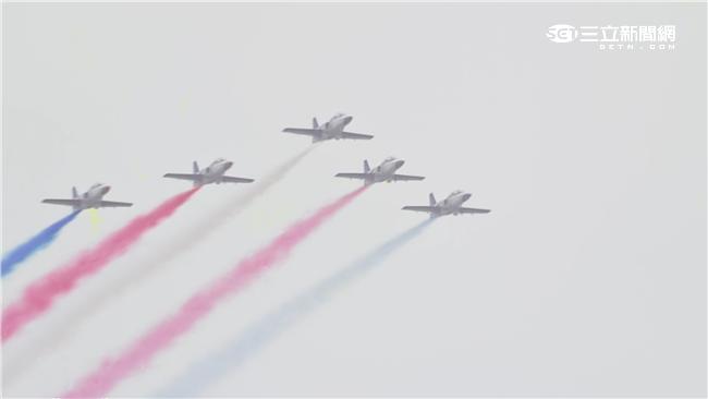 空軍雷虎小組睽違20年再度現身總統就職典禮，全白尾煙特別改為藍、白、紅三色彩煙，象徵國家最高榮譽，相當吸睛。