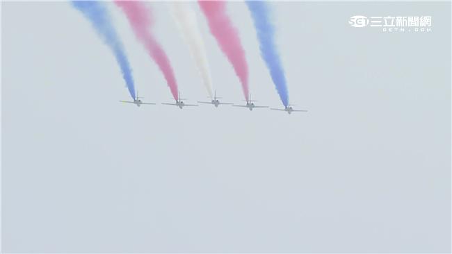 空軍雷虎小組睽違20年再度現身總統就職典禮，全白尾煙特別改為藍、白、紅三色彩煙，象徵國家最高榮譽，相當吸睛。
