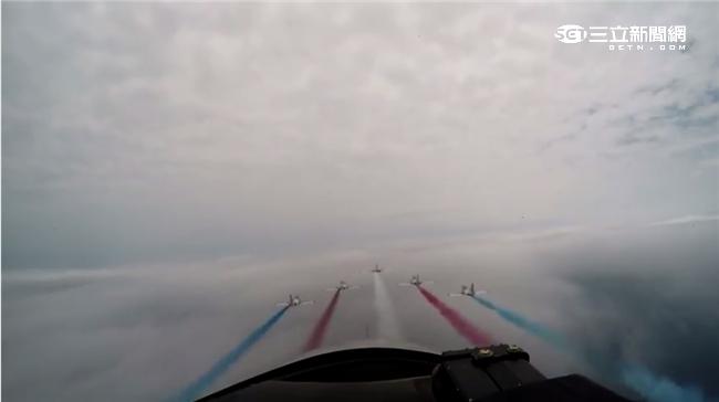 空軍雷虎小組睽違20年再度現身總統就職典禮，全白尾煙特別改為藍、白、紅三色彩煙，象徵國家最高榮譽，相當吸睛。