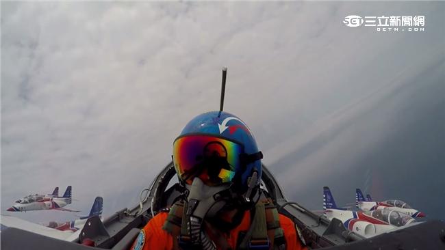 空軍雷虎小組睽違20年再度現身總統就職典禮，全白尾煙特別改為藍、白、紅三色彩煙，象徵國家最高榮譽，相當吸睛。