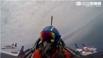 空軍雷虎小組備受矚目　現身凱道上空