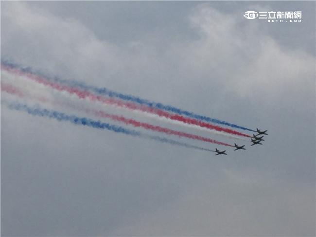 空軍雷虎小組睽違20年再度現身總統就職典禮，全白尾煙特別改為藍、白、紅三色彩煙，象徵國家最高榮譽，相當吸睛。（記者／張之謙攝）