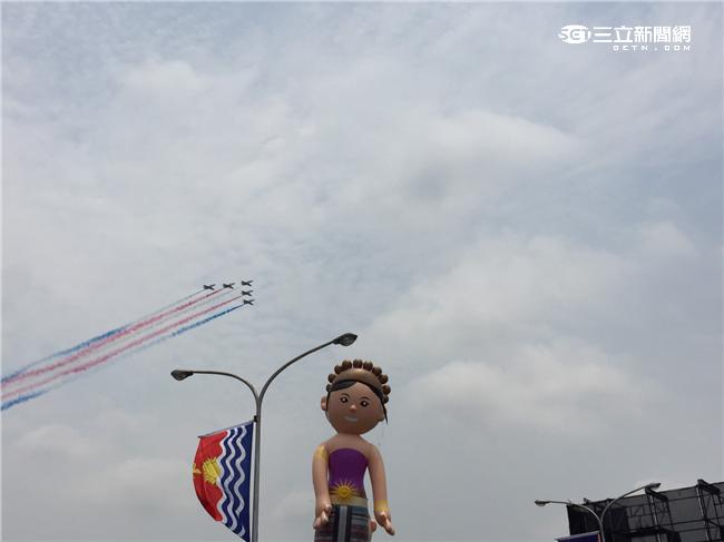 空軍雷虎小組睽違20年再度現身總統就職典禮，全白尾煙特別改為藍、白、紅三色彩煙，象徵國家最高榮譽，相當吸睛。（記者／張之謙攝）